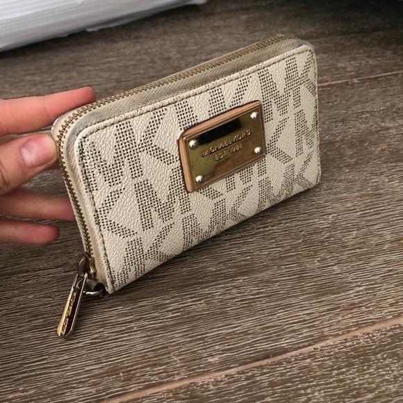 AUTHENTIC Michael Kors Logo Jet Set Wallet - Picture 2 of 7